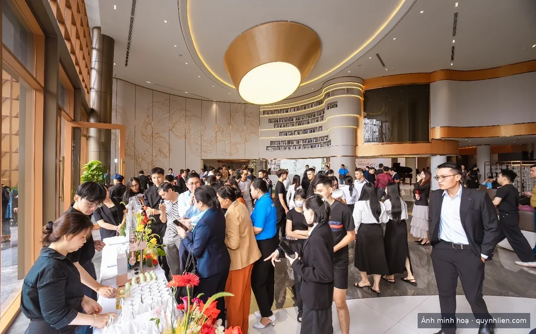 Khách tham quan khu nhà mẫu dự án Khải Hoàn Imperial
